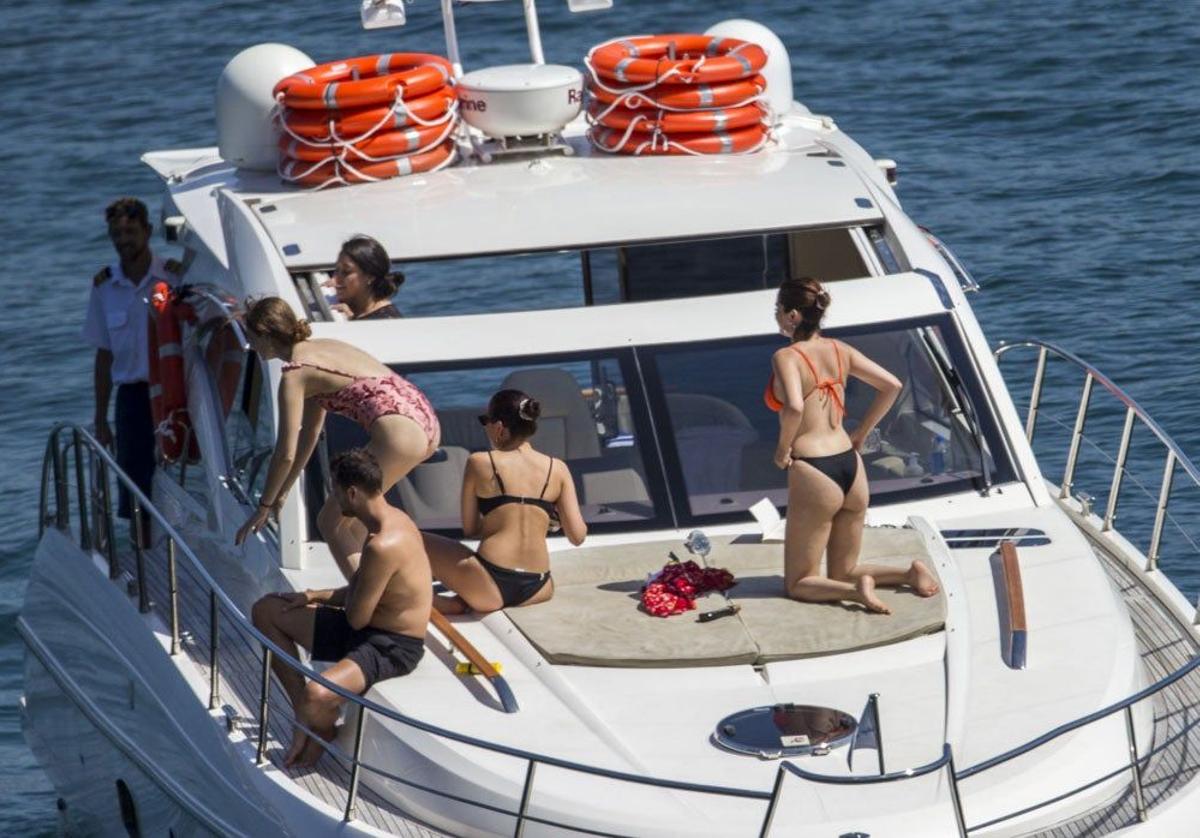 Selena Gomez, con amigos en un barco en aguas australianas