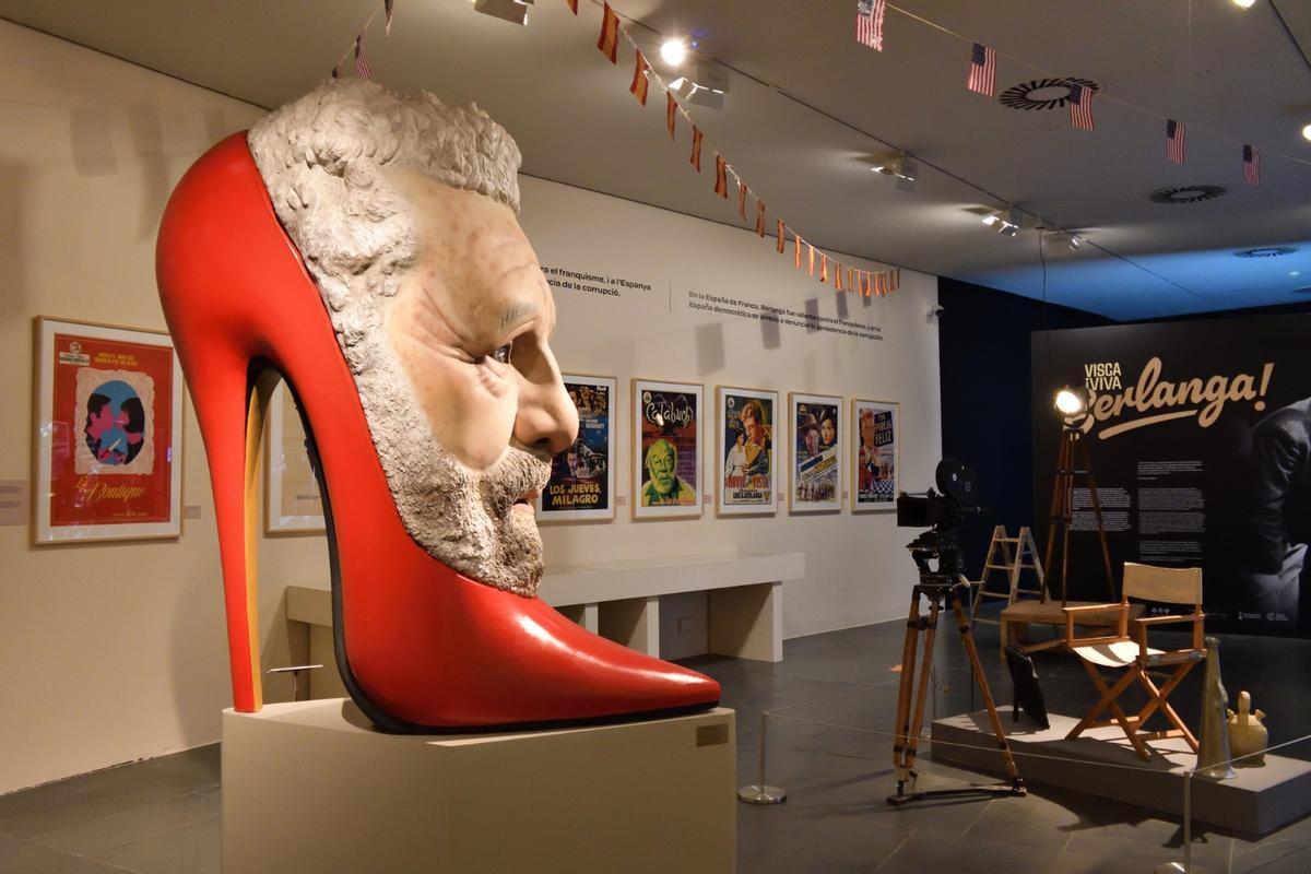 El "zapato berlanguiano" de la exposición de MuVIM "¡Viva Berlanga!"