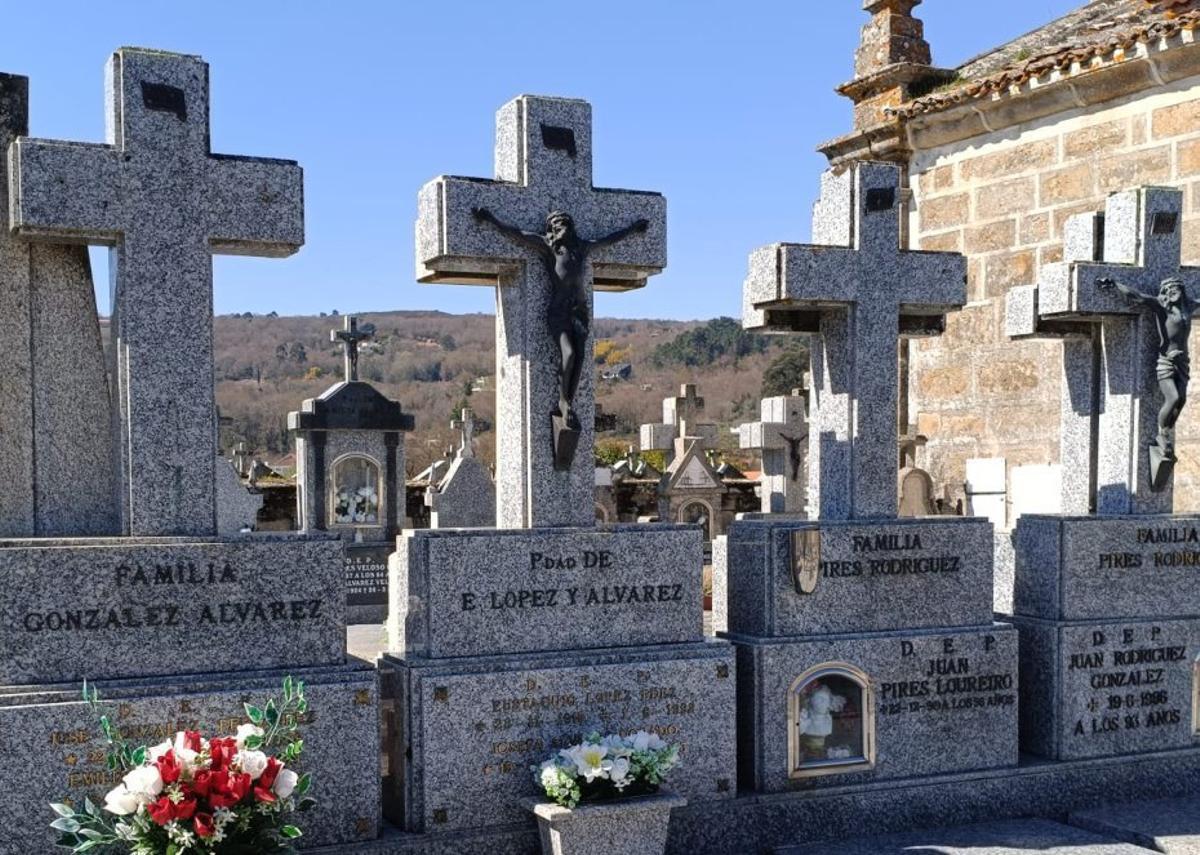 Dos cruces del cementerio de San Breixo, víctimas de los robos. | CEDIDA