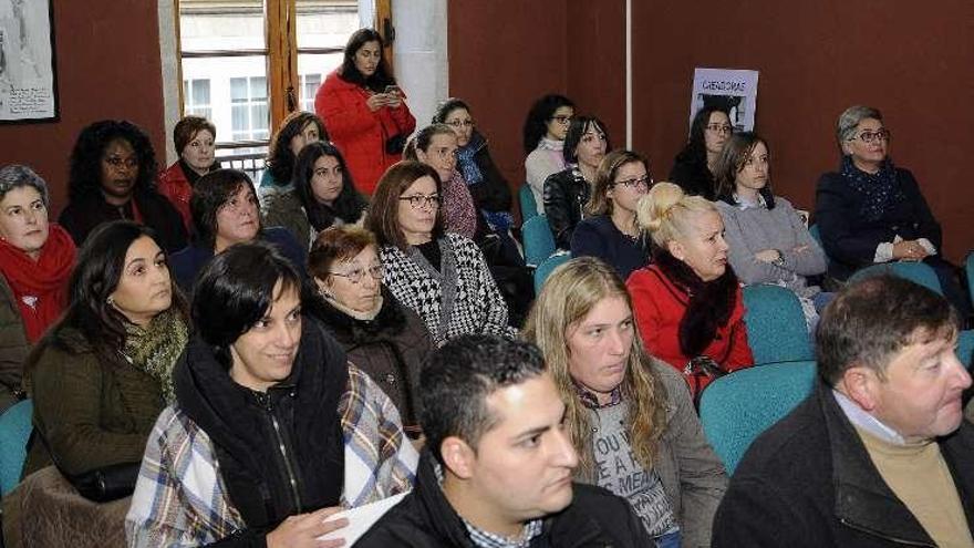 Público asistente a la charla en la Casa da Cultura. // Bernabé/J. Lalín