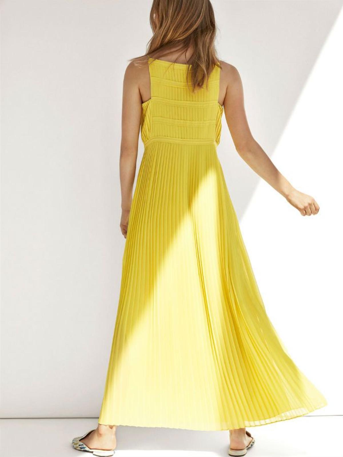 Prendas y complementos en amarillo: vestido de Massimo Dutti