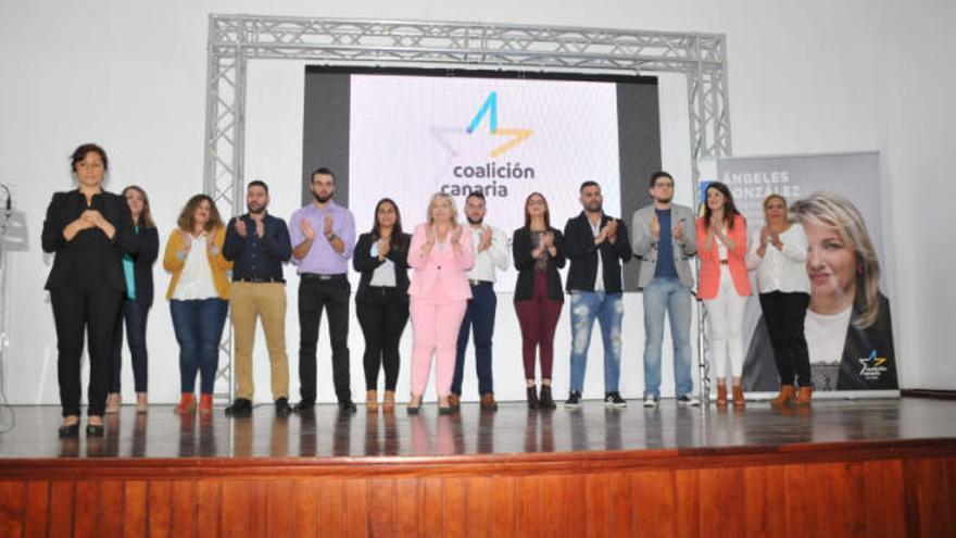 Ángeles González, con los integrantes de su candidatura en la Casa de la Viuda.