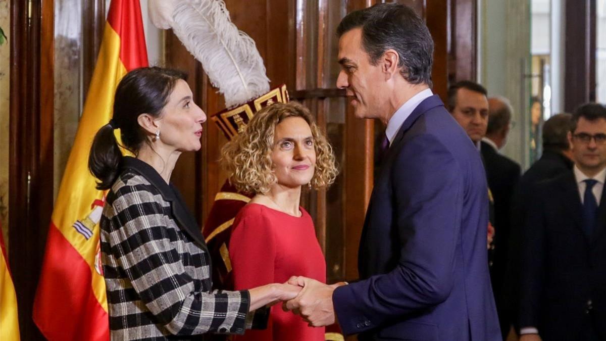 La presidenta del Senado Pilar Llop saluda al presidente del Gobierno Pedro Sánchez ante la mirada de a presidenta del Congreso Meritxell Batet, el 6 de diciembre del 2019
