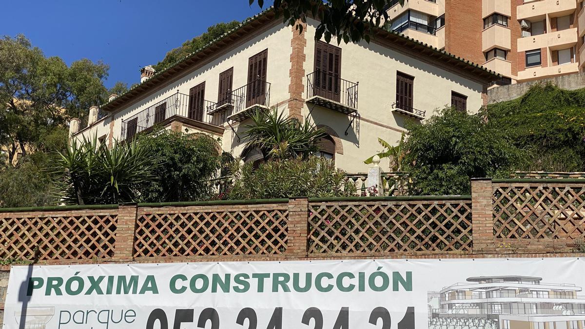 Villa ‘La Atalaya’, en el Camino Nuevo, con el cartel de la promoción inmobiliaria.