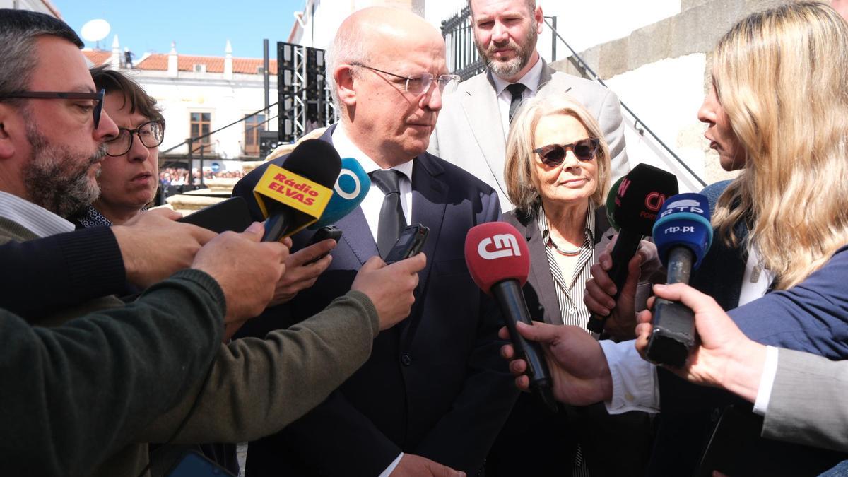 El presidente de la República, Marcelo Rebelo de Sousa, atiende a la prensa antes del funeral.