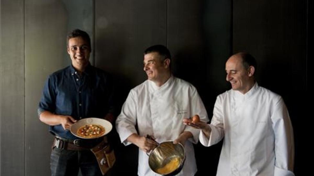 Carlos Melián, Ángel González y Paco Pérez en la puerta de L'Eggs. Foto: Jordi Cotrina