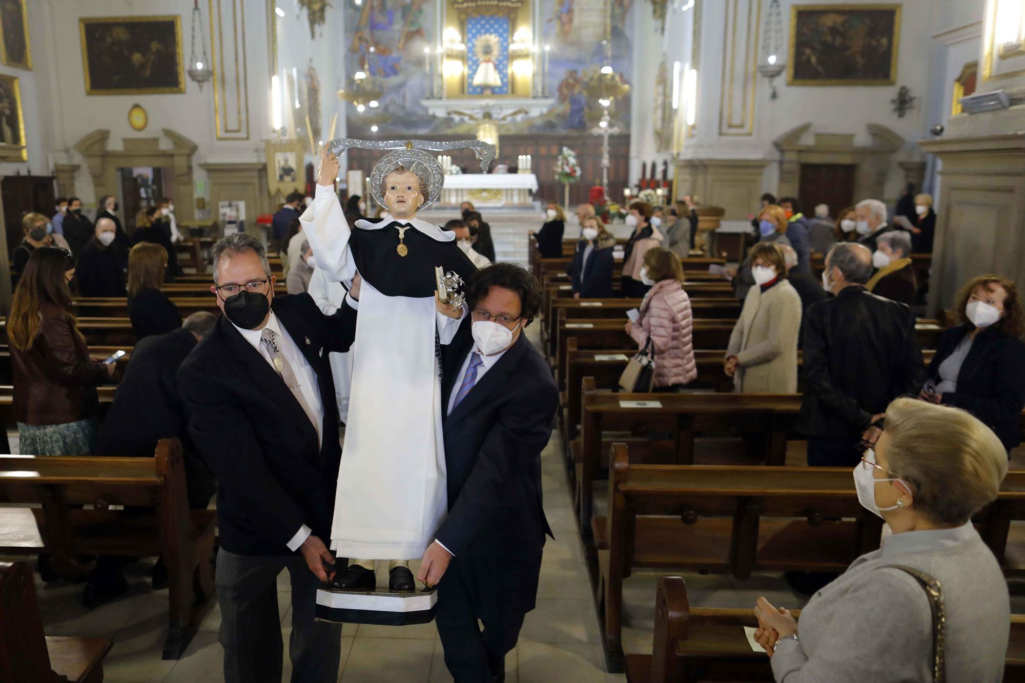 San Vicente Ferrer del Altar del Pilar sale a la puerta de la iglesia.