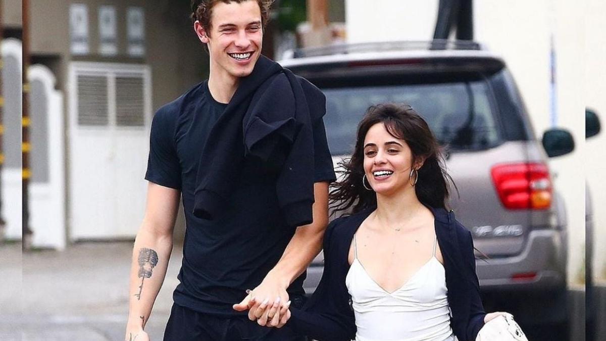 Shawn Mendes y Camila Cabello cogidos de la mano. Instagram @JustJared