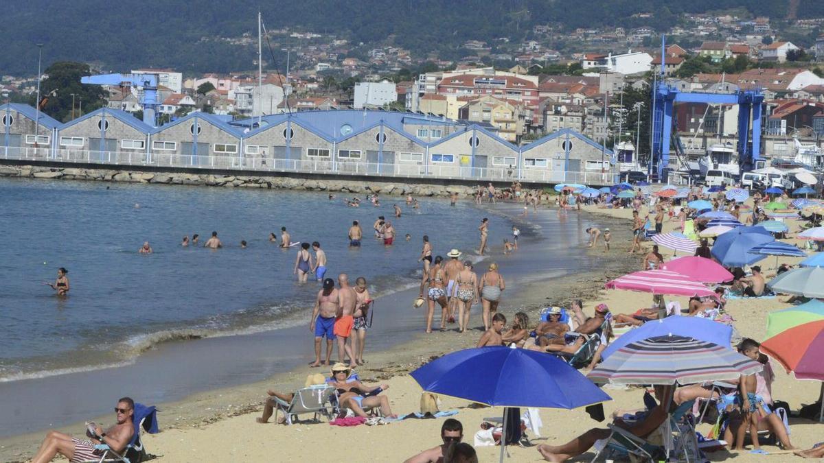 La playa urbana de Banda do Río, en Bueu, muy concurrida. |