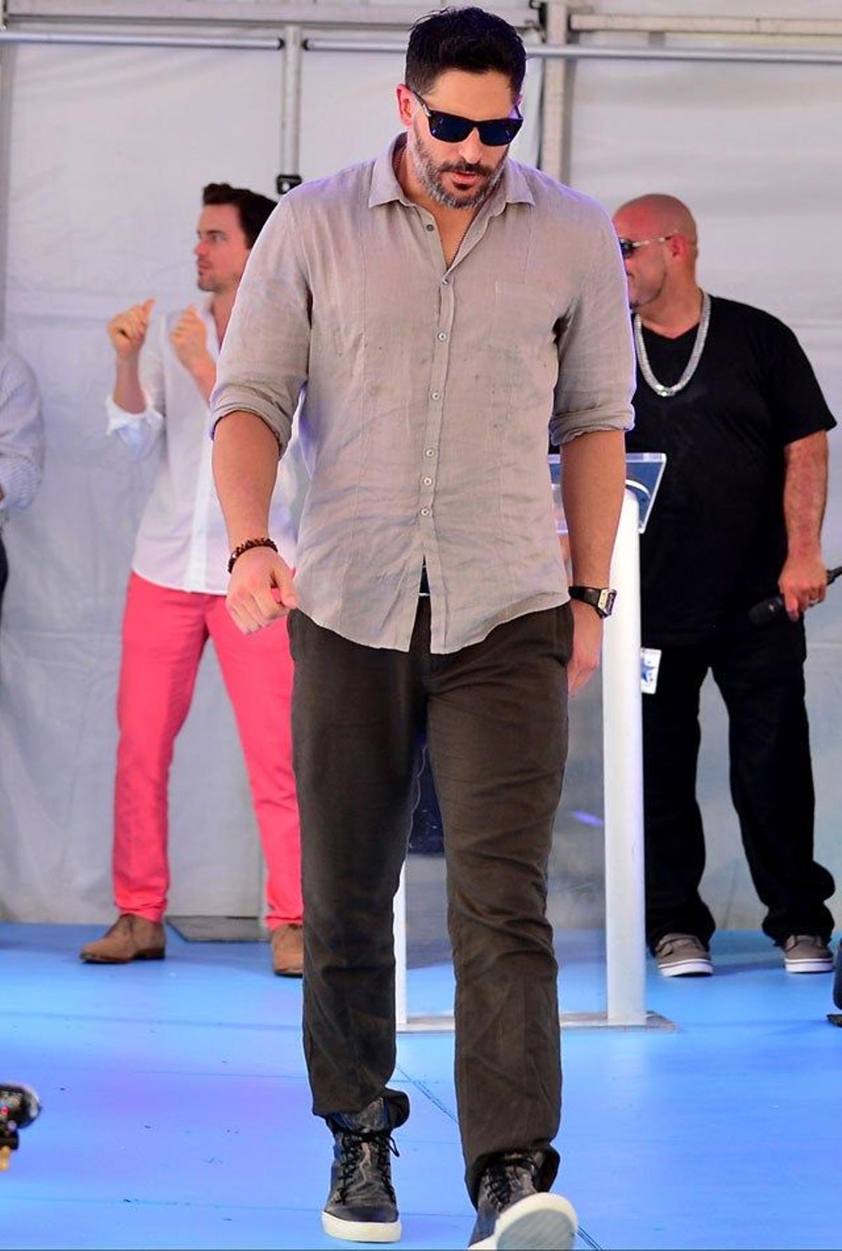 Joe Manganiello andando por la alfombra que llevaba hasta la estrella del Paseo de la Fama de Miami