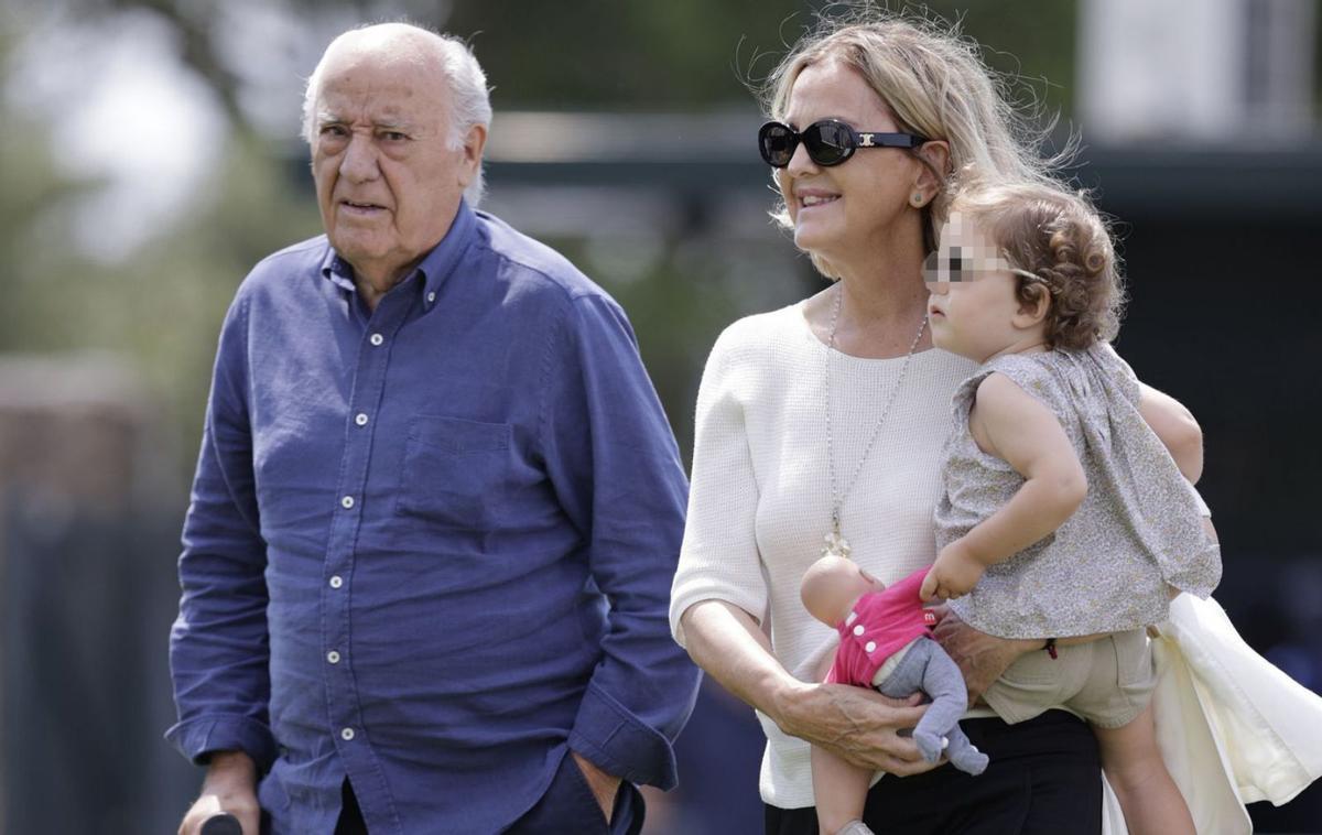 Amancio Ortega, su mujer, Flora Pérez, vicepresidenta de Pontegadea, y su nieta, en 2022.