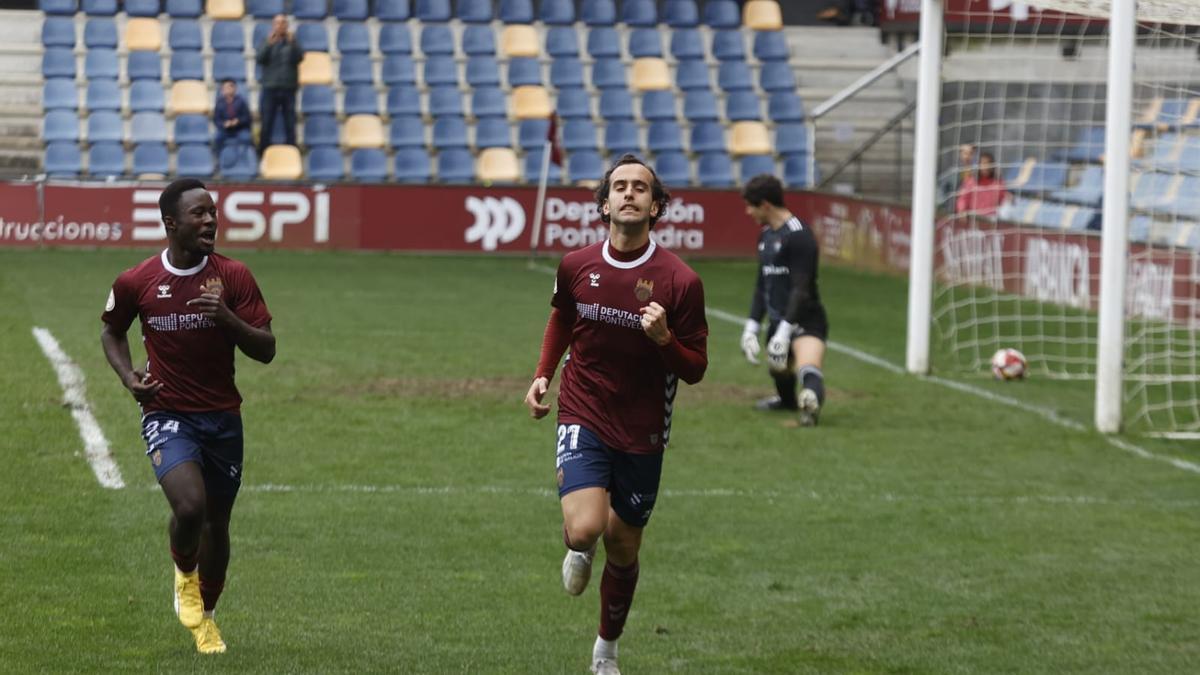 Charly celebra el gol anotado al Covadonga en Pasarón.