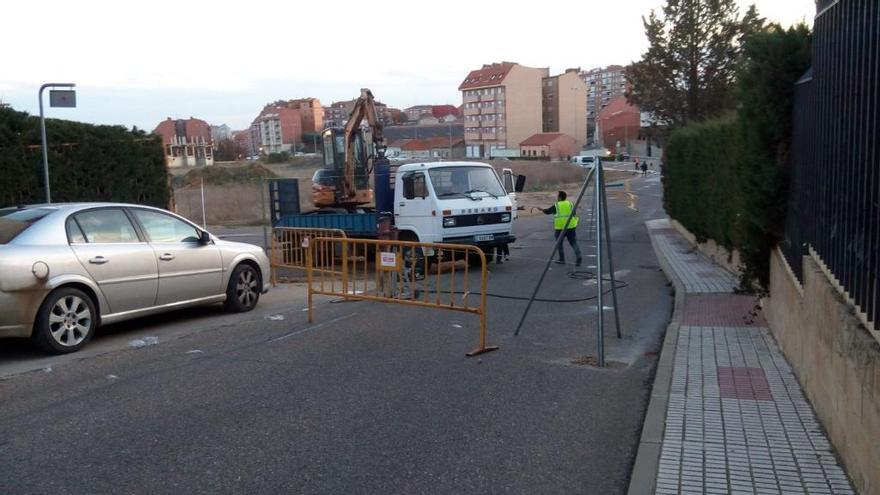 Corte de la calle Zafra por los propietarios esta tarde.