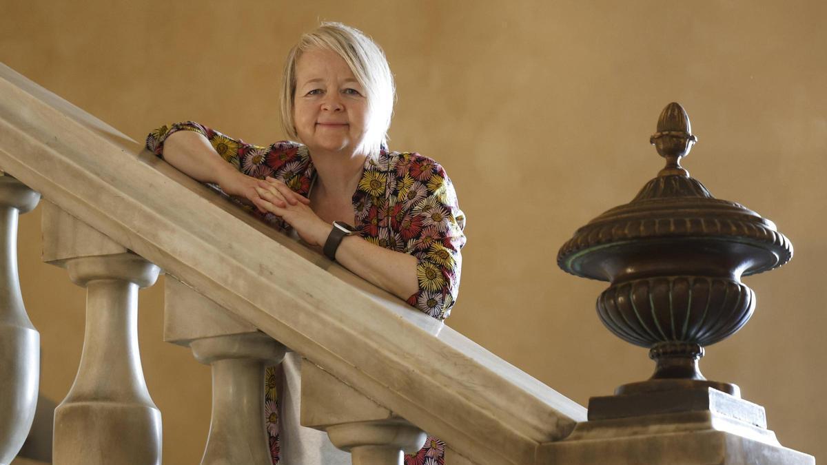 Sarah Waters en la escalera principal del hotel Palacio de Avilés.