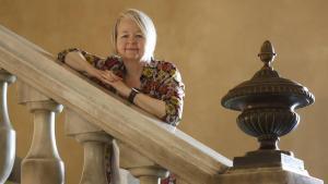 Sarah Waters en la escalera principal del hotel Palacio de Avilés.