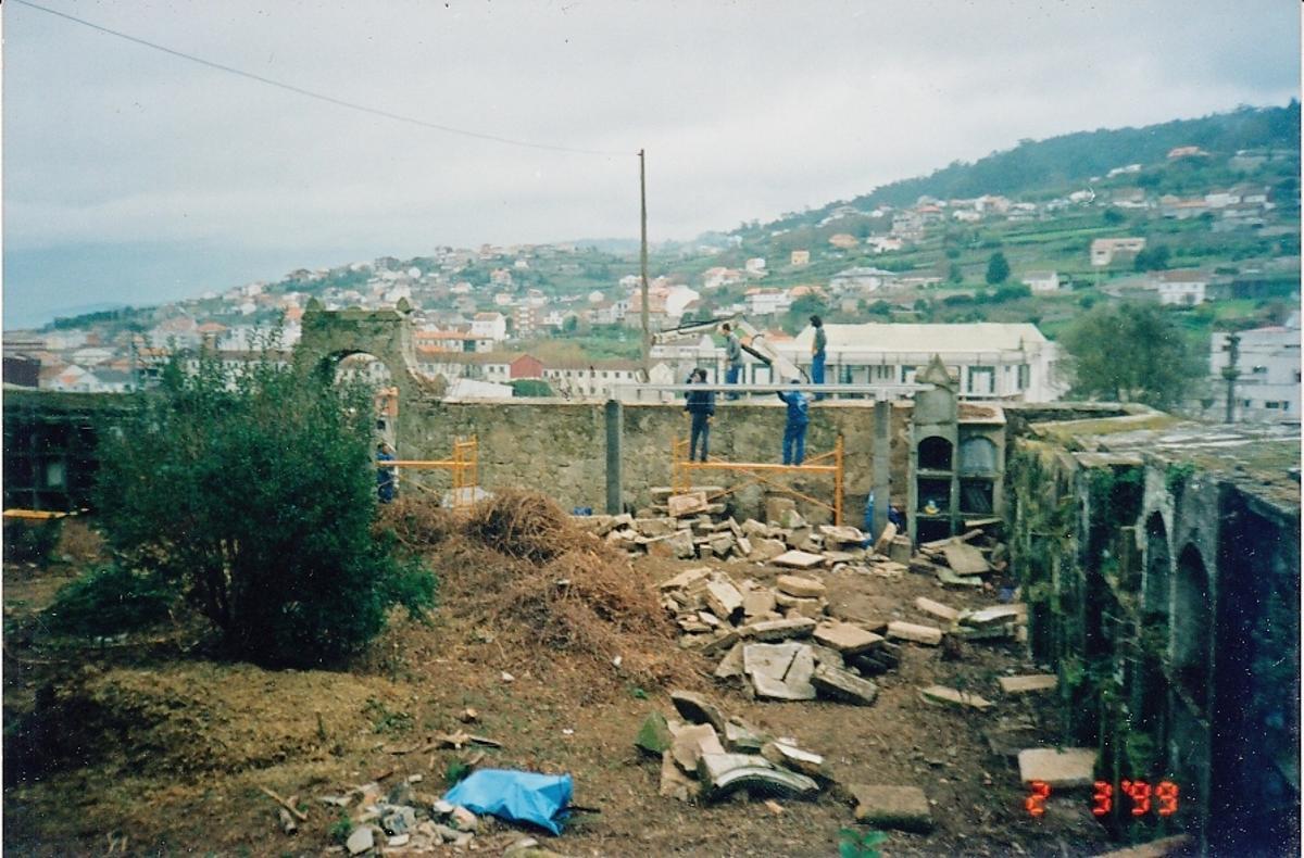 Los trabajos realizados por la primera escuela taller de Bueu, en el año 1999, para desmontar el camposanto.