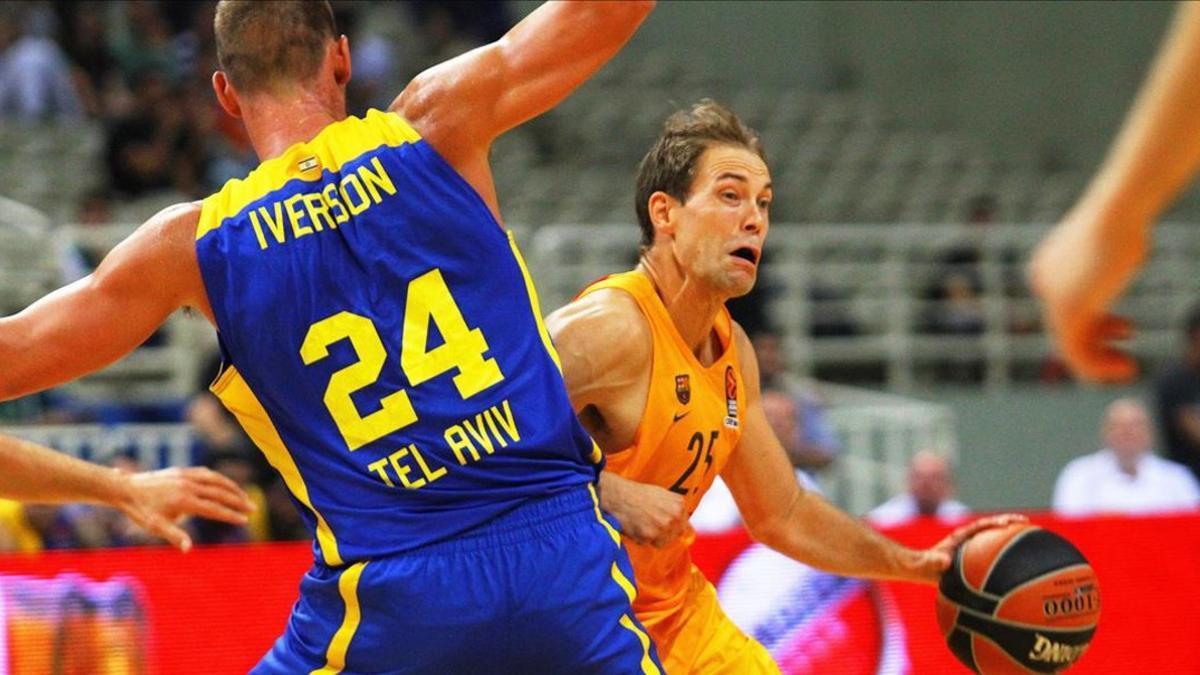 Iverson, del Maccabi, intenta frenar a Koponen en el torneo disputado en Atenas.