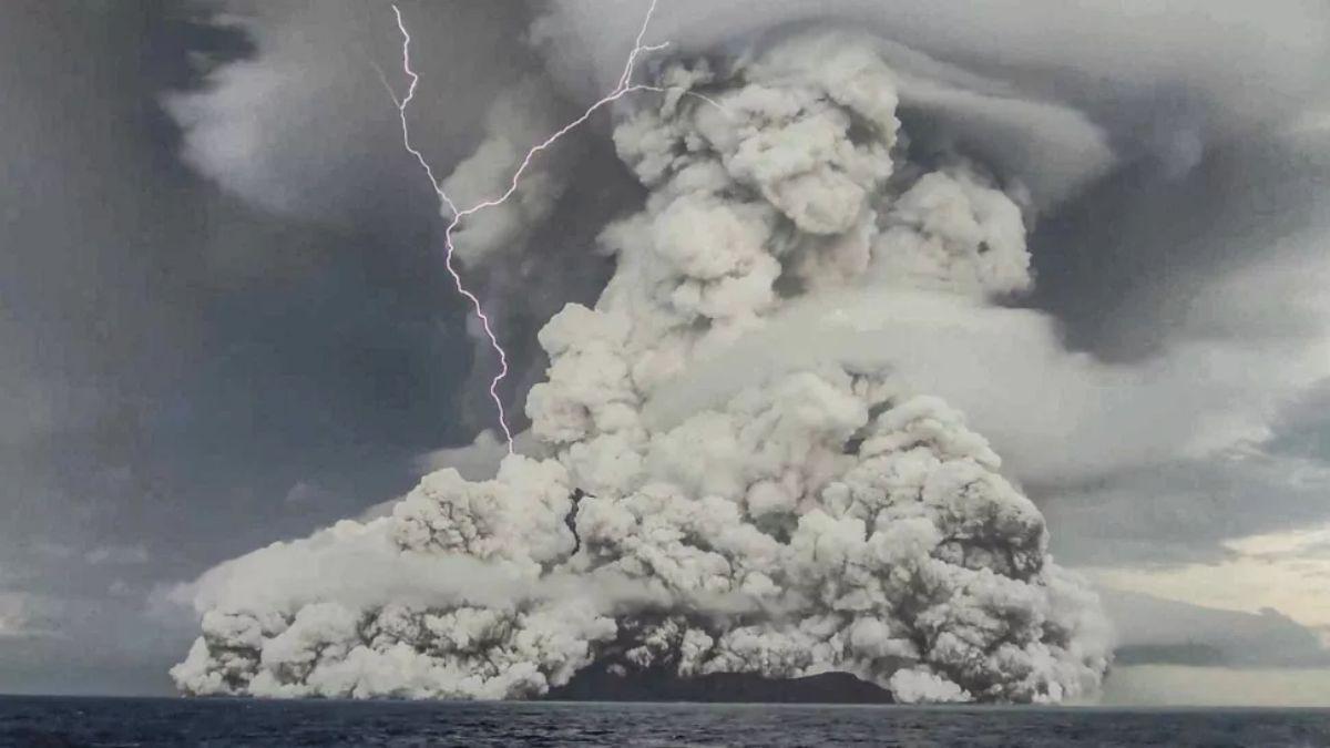 Erupción del volcán submarino Hunga Tonga–Hunga Haʻapai, iniciada el 14 de enero de 2022.