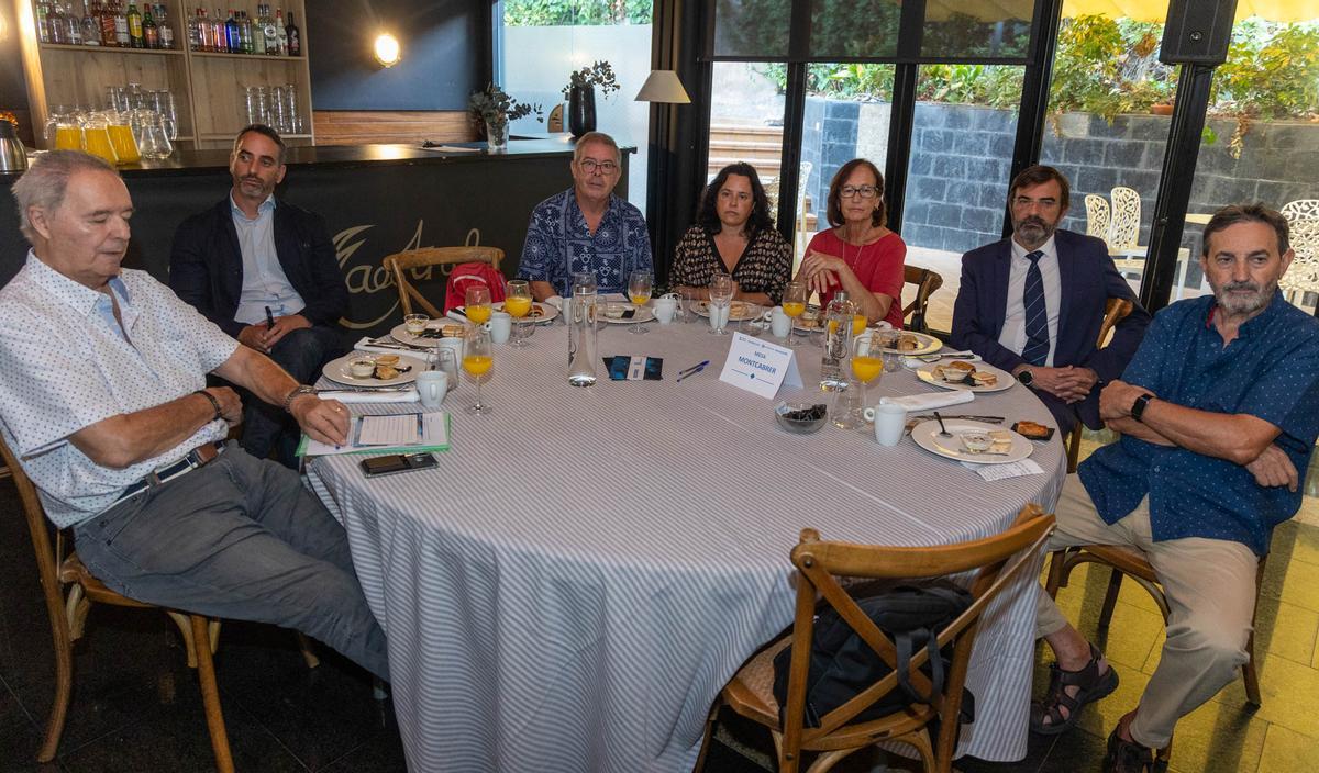 El edil de Urbanismo, Antonio Peral, la directora general de Planeamiento, Leticia Martín, y el profesor universitario Armando Ortuño analizan el futuro documento que aspira a cambiar el porvenir de la ciudad