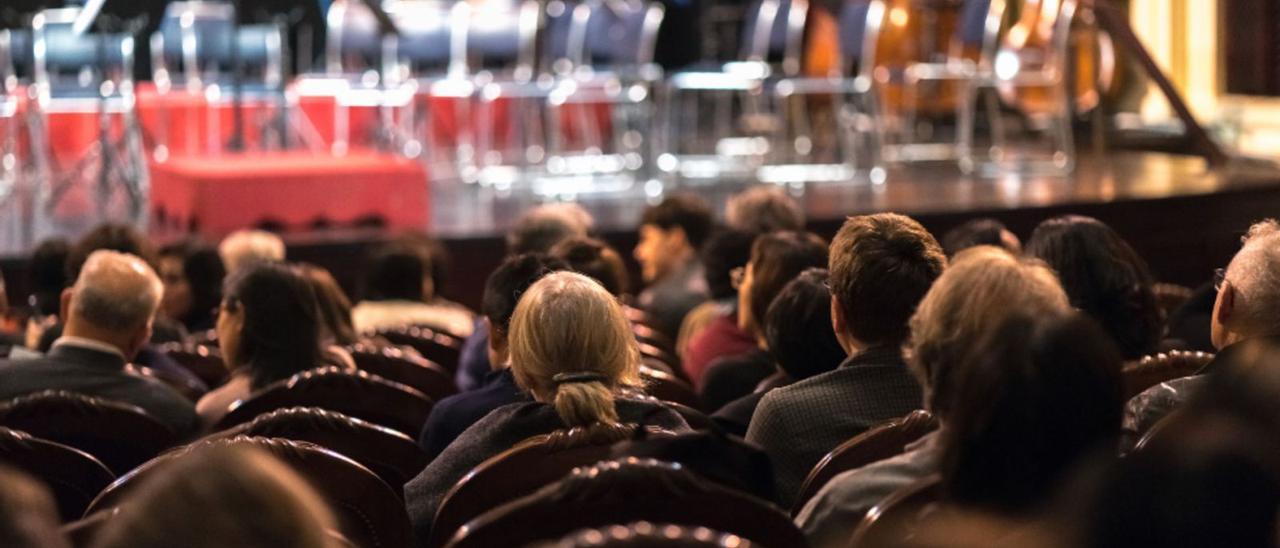 Una sala con el público preparado para asistir a un espectáculo musical.