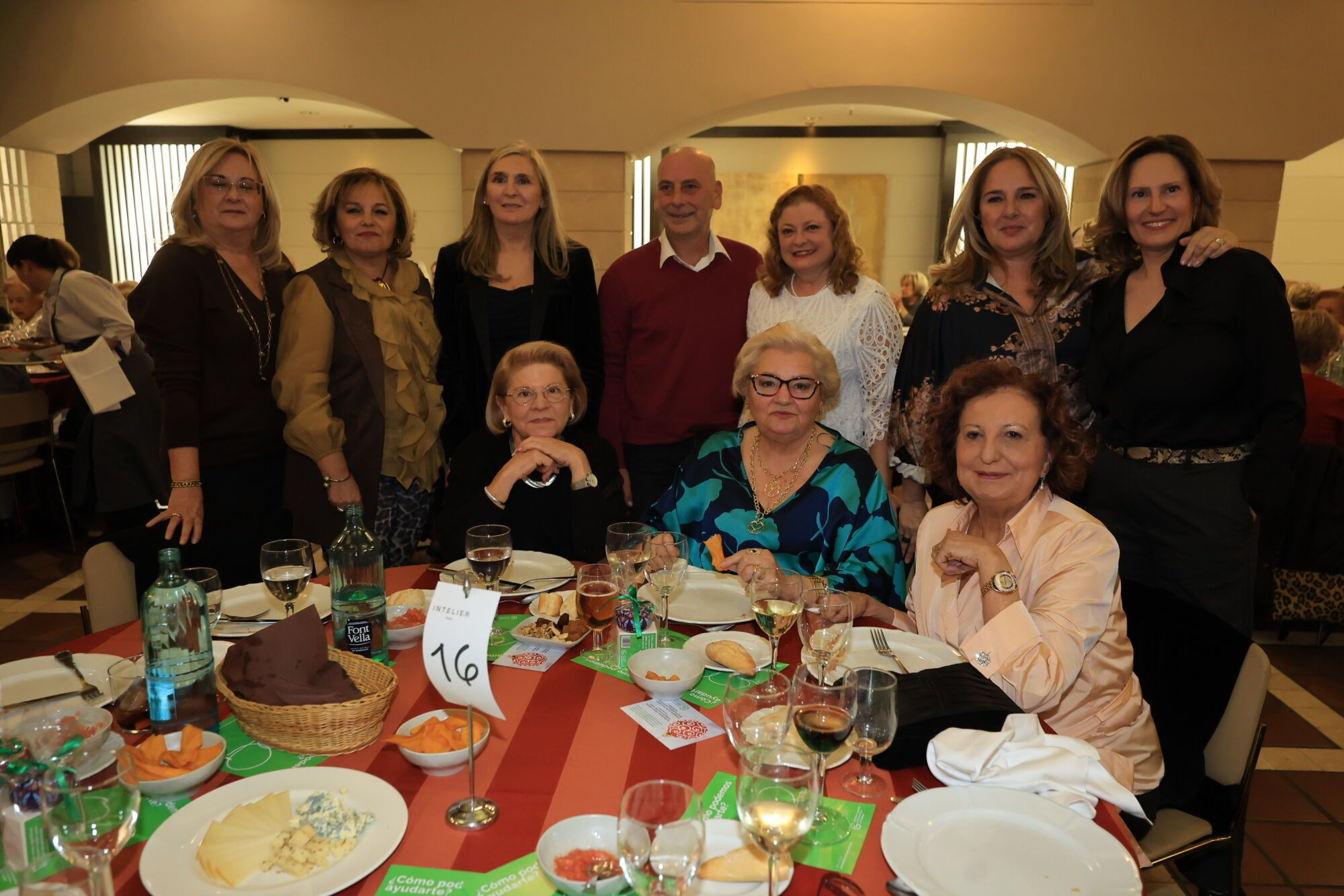 La AECC rinde homenaje al voluntariado en su tradicional cena solidaria