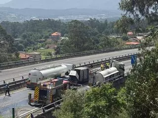 Mos mantiene restricciones sobre el uso de agua en Pereiras mientras realiza analíticas por el gasóleo vertido tras volcar un camión en la AP-9
