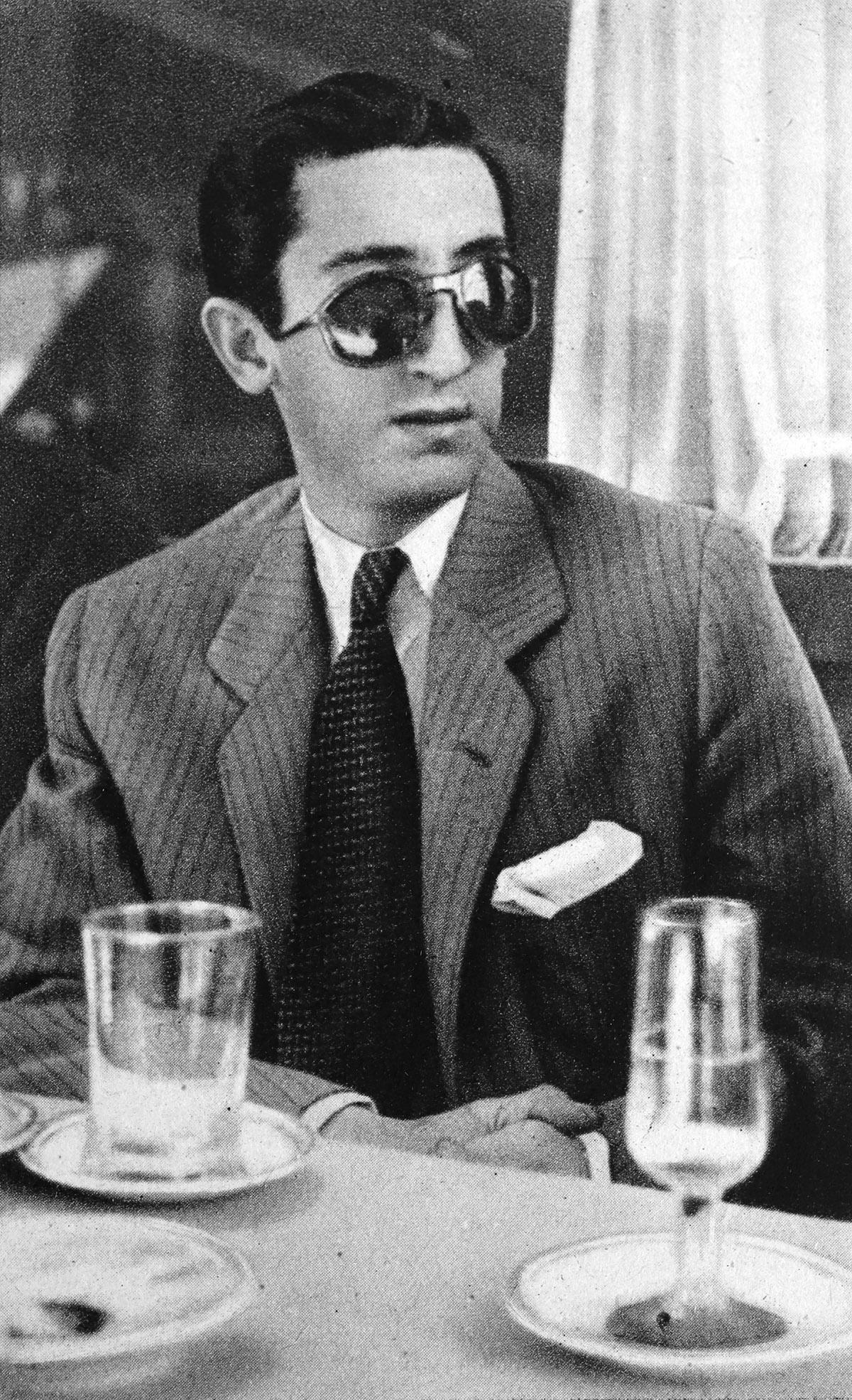 Con gafas de sol durante un homenaje al torero