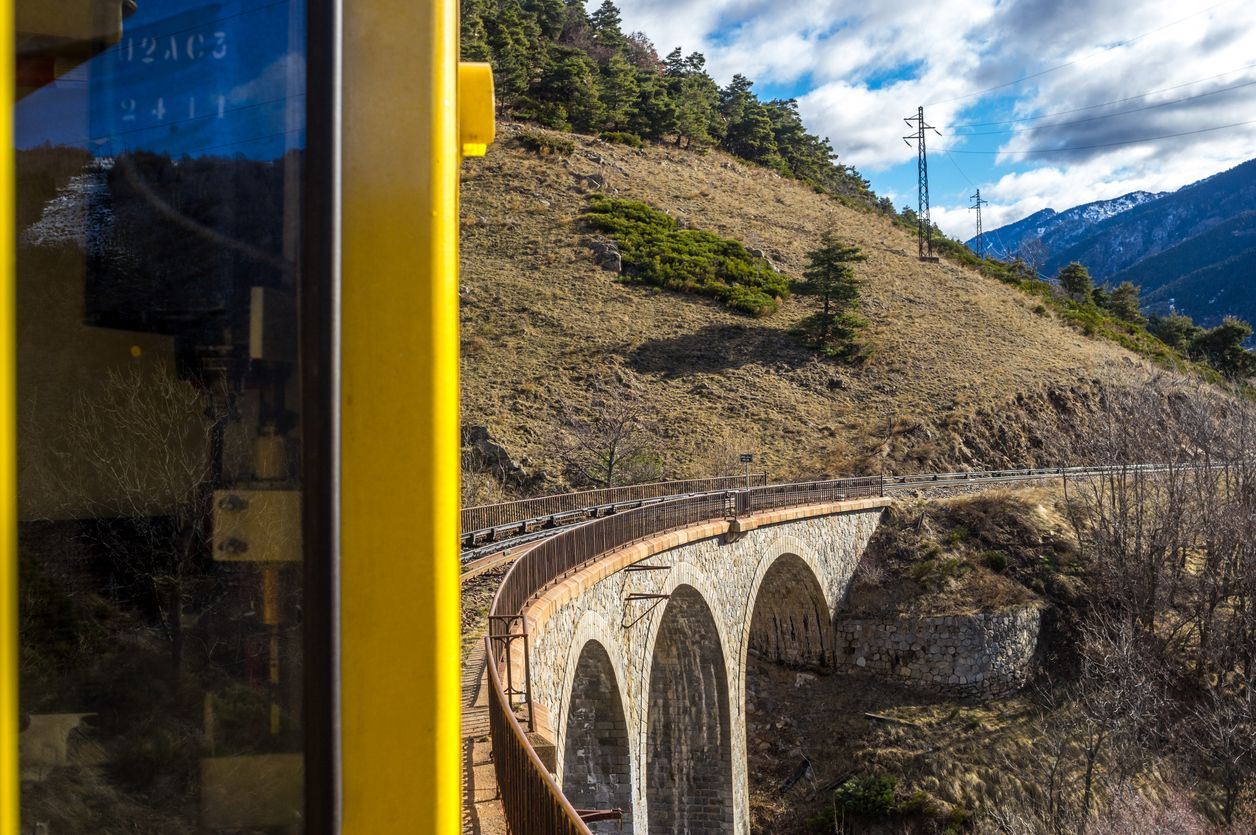 Aproximandose al viaducto en el pequeño tren amarillo o Train Jaune