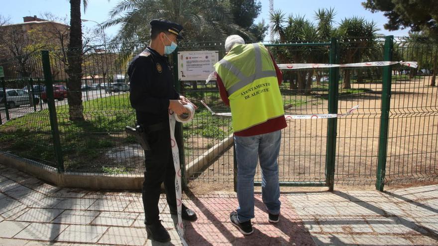 Momento en que precintan uno de los parques caninos en Alicante.