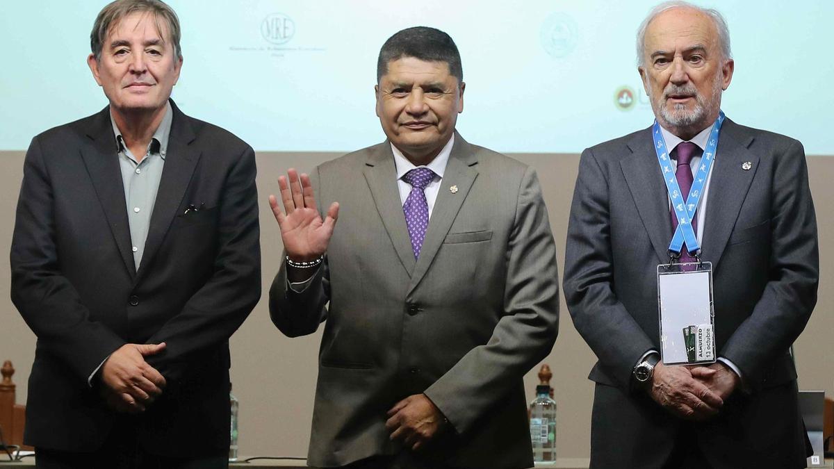 El director del Instituto Cervantes, Luis García Montero, el alcalde de Arequipa, Víctor Hugo Rivera, y el director de la RAE, Santiago Muñoz Machado, durante el 'Congreso internacional de la lengua española' celebrado en la ciudad peruana.