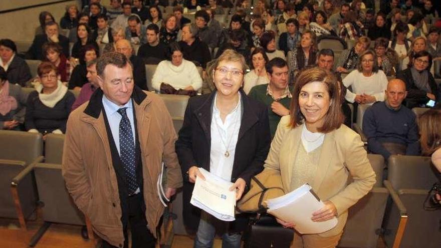 Quintana y su equipo, ayer, al inicio del encuentro en Santiago.