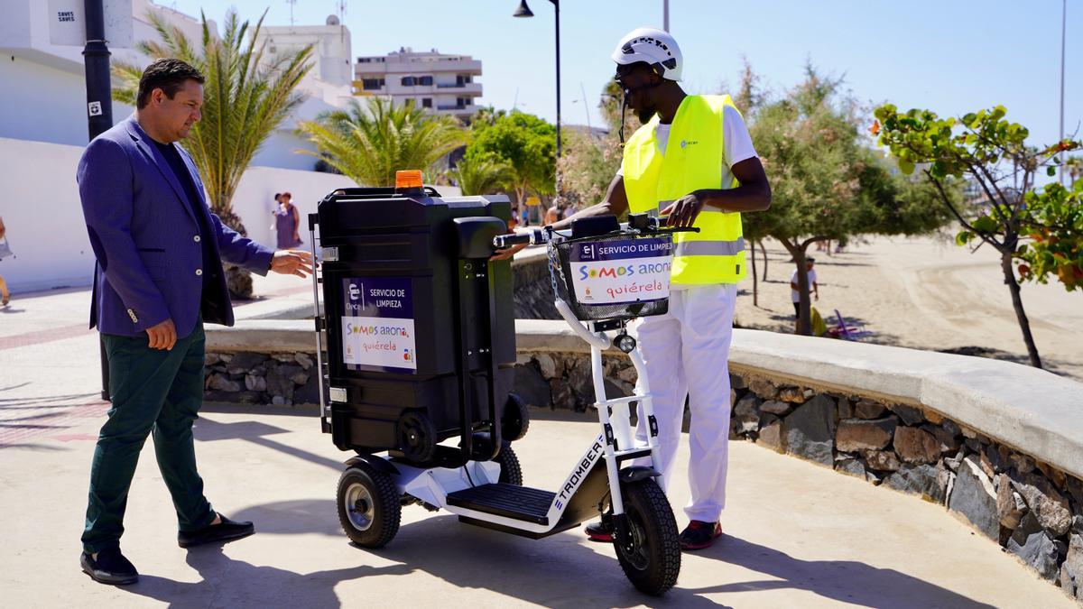 Mena junto a uno de los nuevos vehículos eléctricos para los operarios del servicio de limpieza de los aseos de las playas de Arona