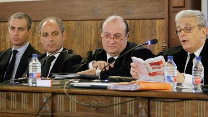 Ricardo Costa y Francisco Camps junto a sus abogados, Juan Casanueva y Javier Boix en una sesión del juicio de los trajes.