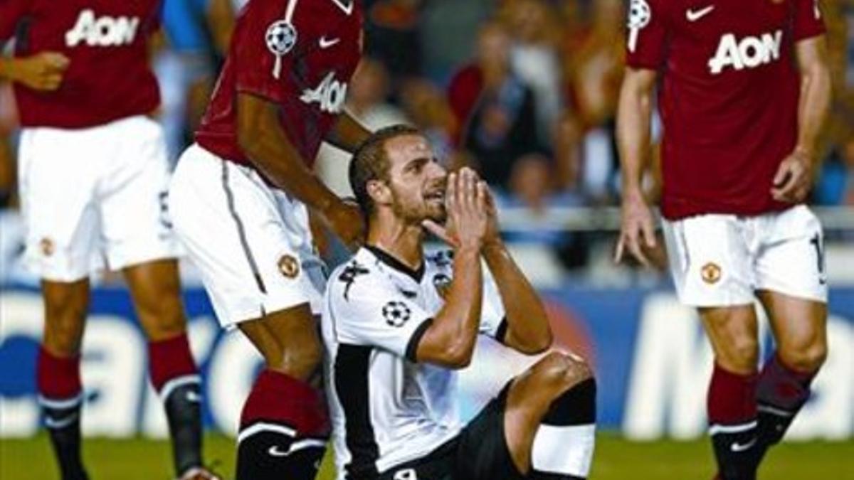 Soldado, con Evra detrás de él, se lamenta tras fallar una ocasión, ayer en Mestalla.