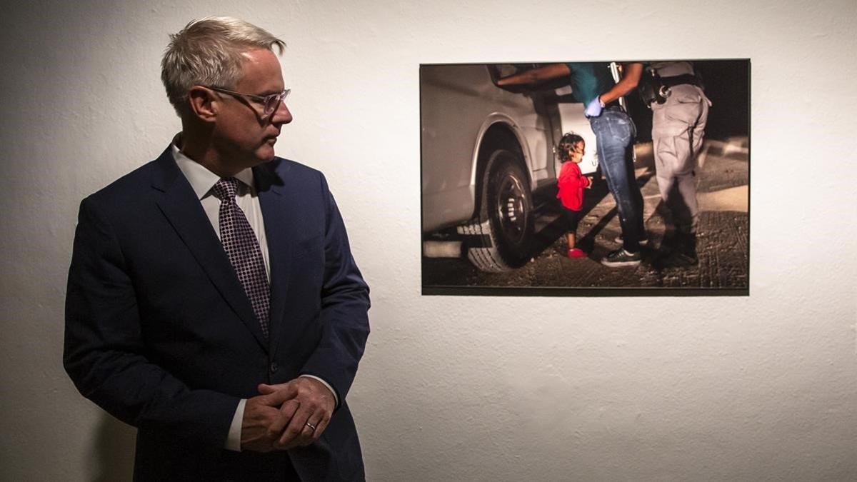 John Moore, junta a su fotografía premiada, este viernes en el CCCB.