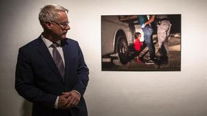 John Moore, junta a su fotografía premiada, este viernes en el CCCB. 