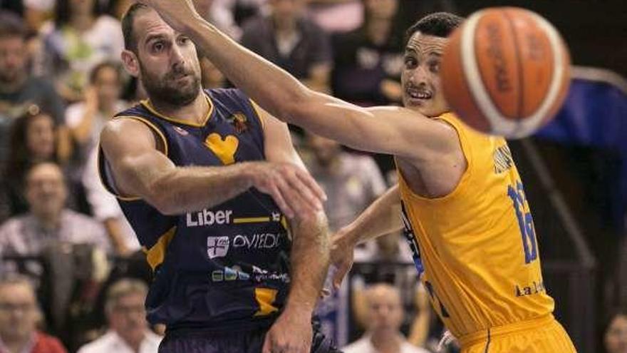 Oliver Arteaga pasa el balón ante la defensa de Thomas Tshikaya, del Ourense, en un partido en Pumarín.