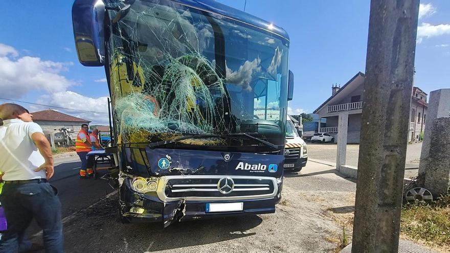 Cinco heridos, uno de carácter grave, tras chocar un autobús y una grúa en Meis