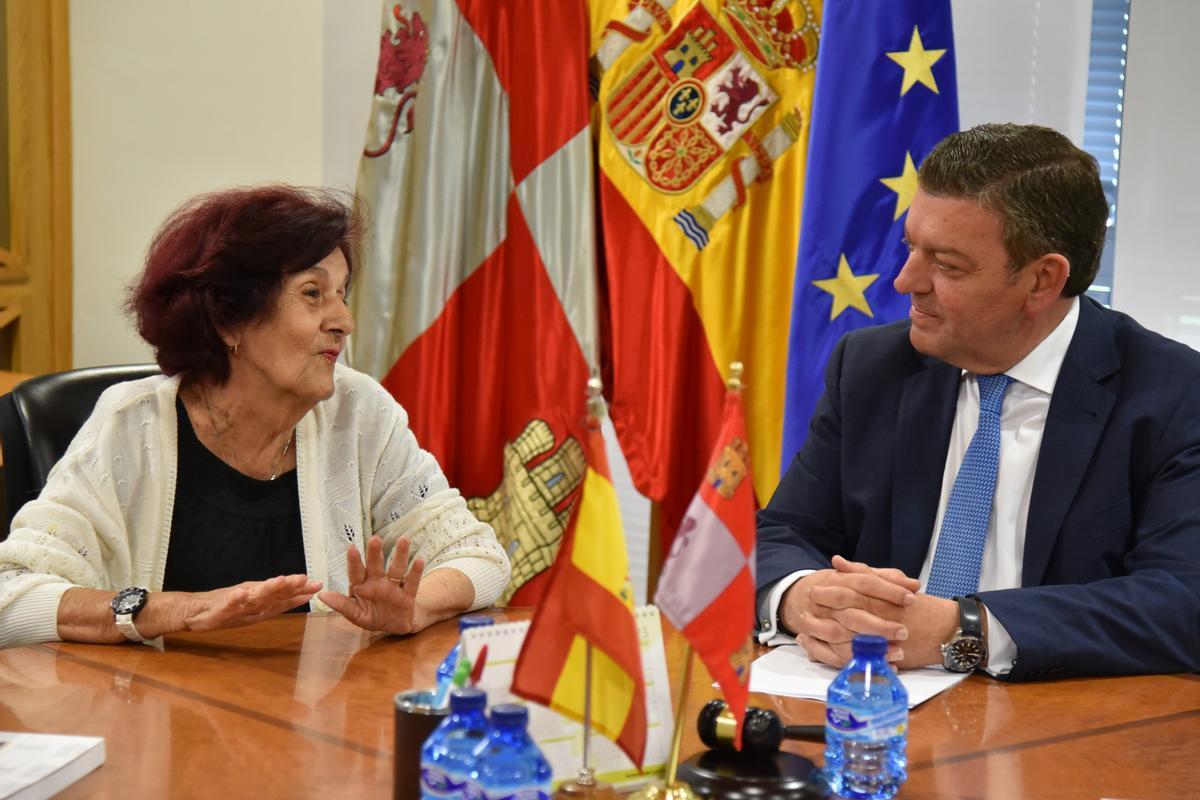 El consejero de la Presidencia con  la presidenta del Consejo de Residentes Españoles en Cuba, de origen zamorano