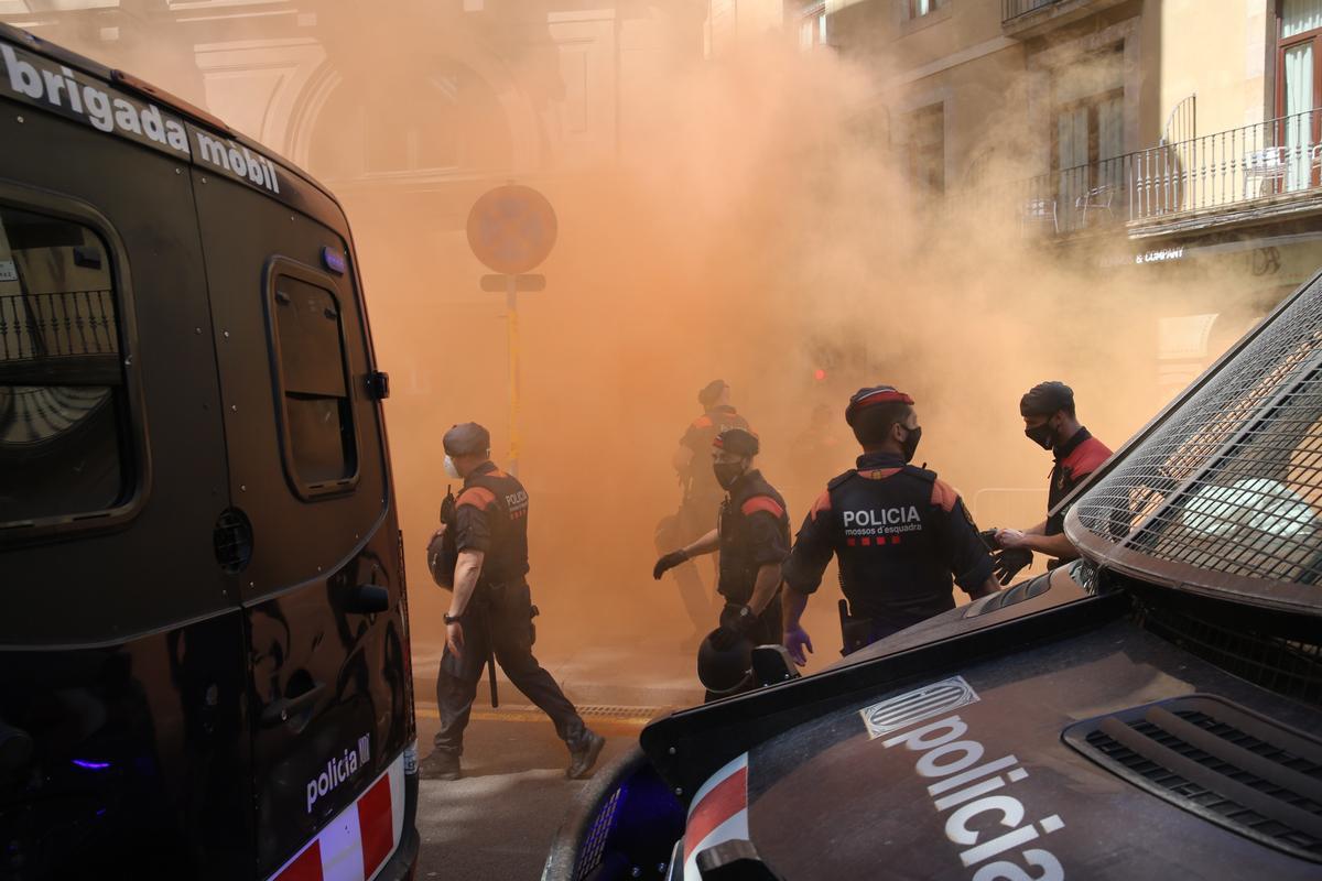 A1-1154569Disturbios en la Rambla durante la conferencia de Pedro Sánchez en el Liceu.