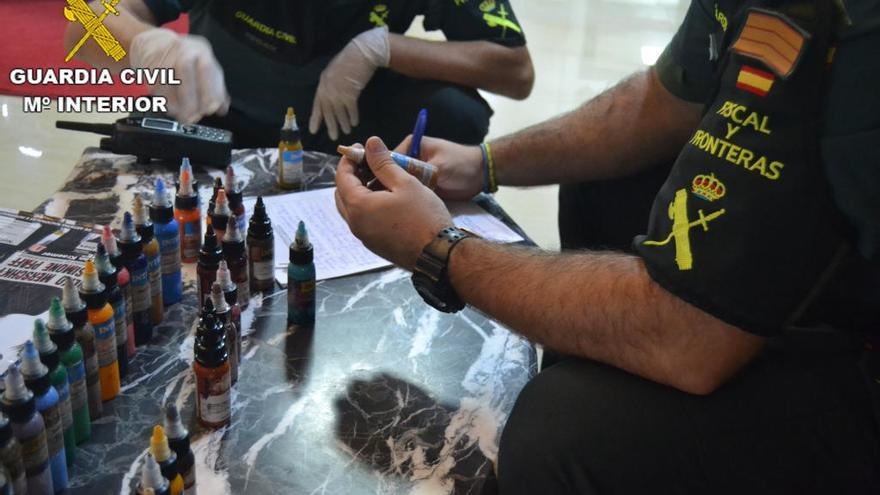 Intervienen 98 botes de tinta con sustancias tóxicas en centros de tatuajes de Valencia