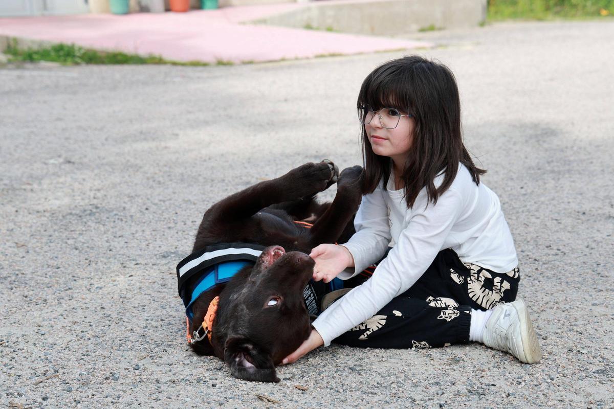 Leire con Miel, su perro de asistencia.