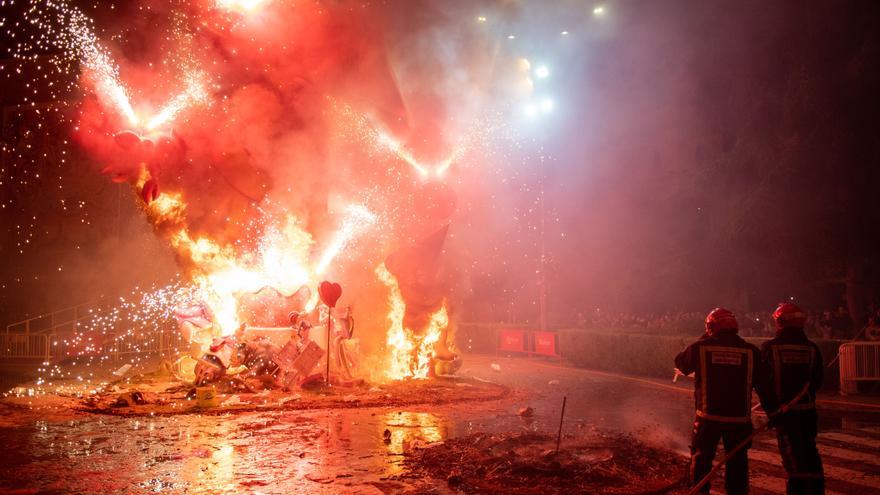 Los mejores momentos de una &#039;Nit de la Cremà&#039; para el recuerdo en Burriana