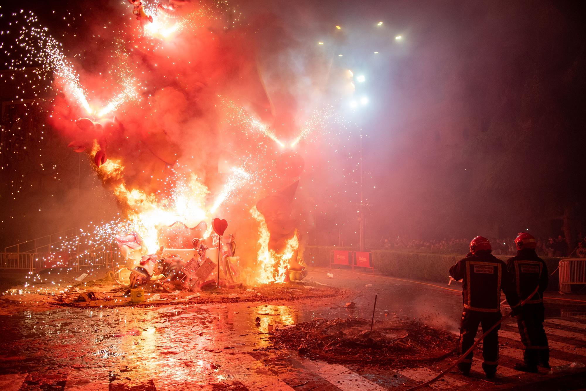 Los mejores momentos de una 'Nit de la Cremà' para el recuerdo en Burriana