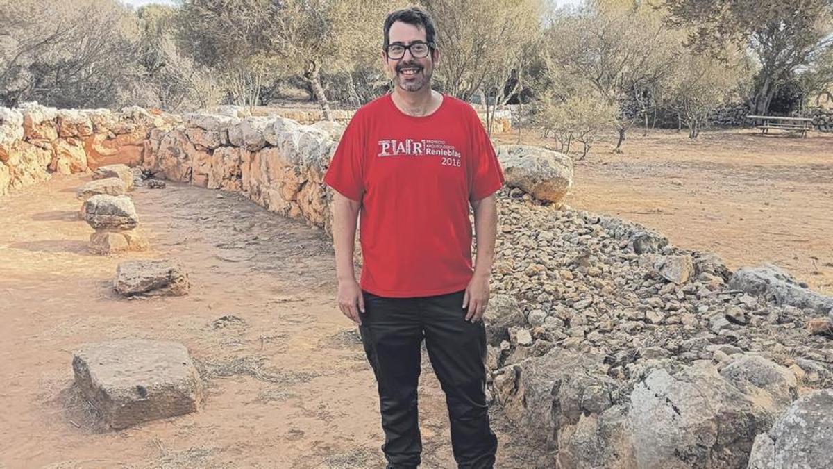 El profesor Jesús Bermejo, fotografiado en el yacimiento dels Clossos de Can Gaià.