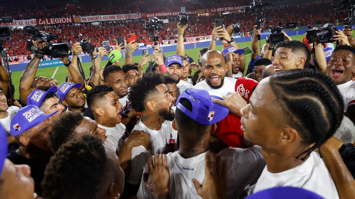 El equipo celebra la victoria.