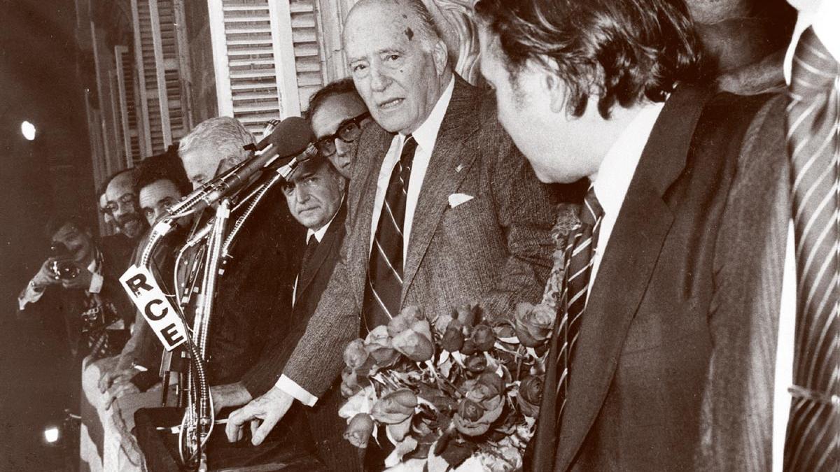 Josep Tarradellas en el balcón de la Generalitat de Catalunya tras su regreso del exilio en 1977.
