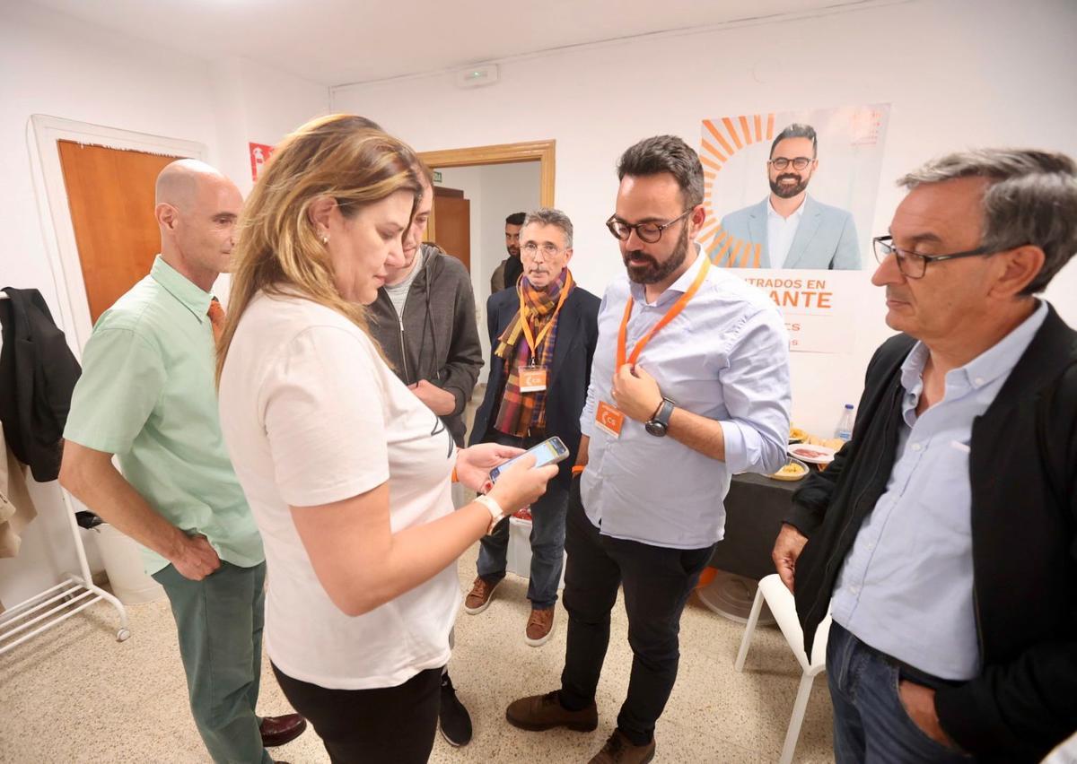 Asistentes a la sede de Ciudadanos, donde han seguido el escrutinio