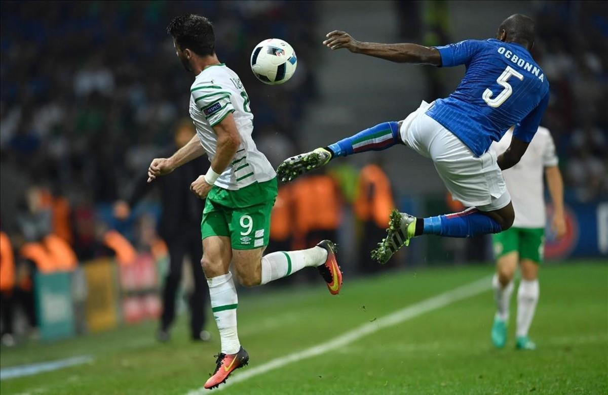 Shane Long  y Angelo Ogbonna compiten por el balón durante el partido de la Eurocopa 2016 entre Italia e Irlanda. 