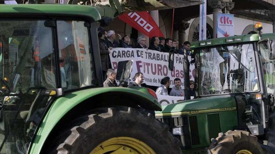 Los tractores se suman en Ferrol a la protesta del naval. // Efe